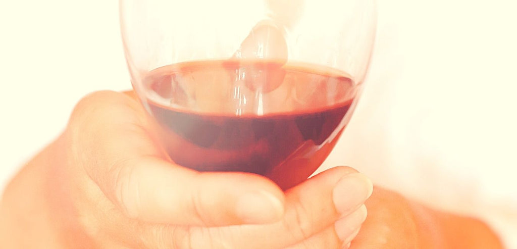 ¿Es seguro tomar una copa de vino en la lactancia?